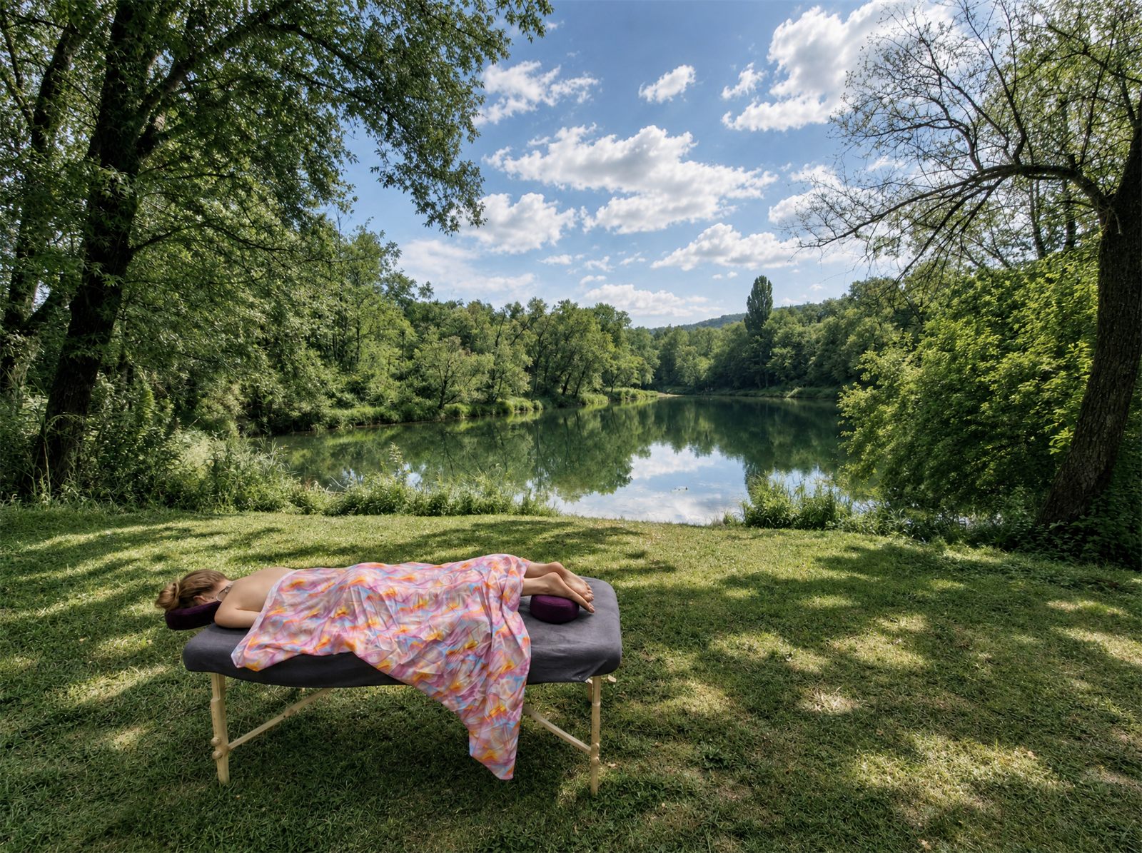 Massage bien-être en plein air au bord du lac